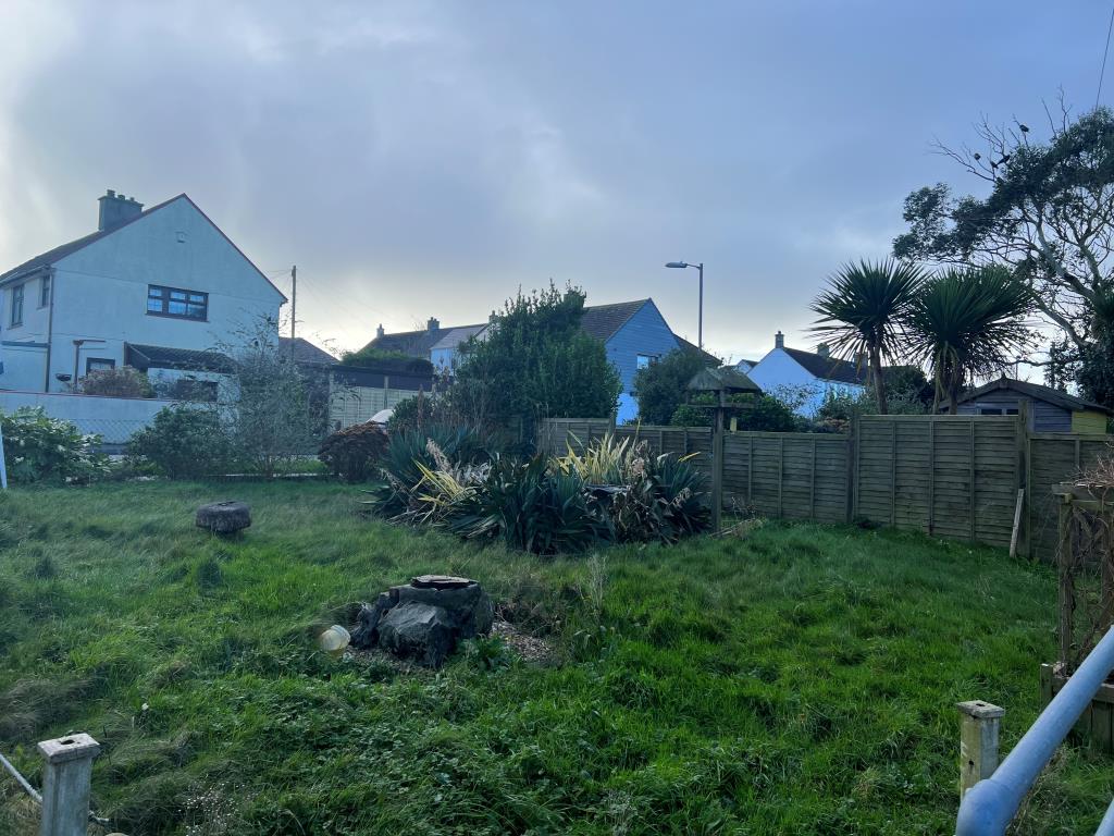 Lot: 47 - END-TERRACE HOUSE WITH GARDENS FOR UPDATING -